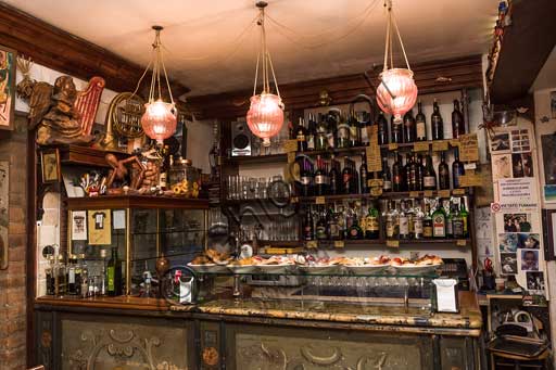 Venice, Osteria al Sacro e Profano: one of the owners, Valerio Silvestri, behind the counter where there are several kinds of "cicchetti" (the Venetian "tapas").