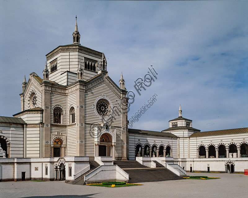 Cimitero Monumentale: il famedio, progettato da Carlo Francesco Maciachini.  Il Famedio, o "Tempio della Fama” ebbe inizialmente la funzione specifica di cappella cattolica; tra il 1869 e il 1870 venne destinato a luogo di sepoltura, celebrazione e ricordo dei milanesi di origine o di adozione 