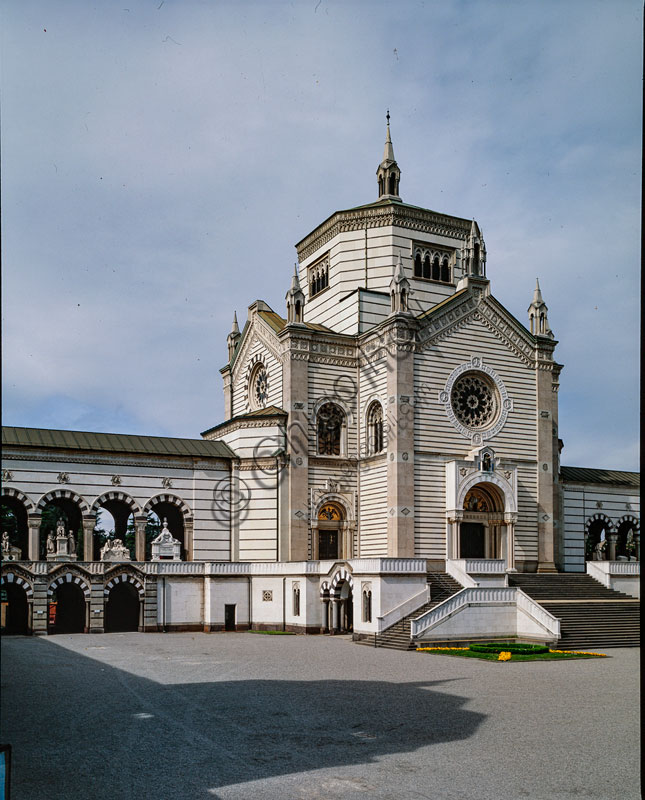 Cimitero Monumentale: il famedio, progettato da Carlo Francesco Maciachini.  Il Famedio, o "Tempio della Fama” ebbe inizialmente la funzione specifica di cappella cattolica; tra il 1869 e il 1870 venne destinato a luogo di sepoltura, celebrazione e ricordo dei milanesi di origine o di adozione 