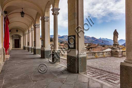 Clusone, Basilica di Santa Maria Assunta: il porticato.