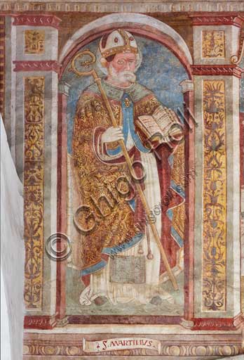 Clusone, Chiesa di San Defendente, affreschi sotto la lunetta del portale: San Martino.