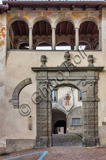 Clusone, Palazzo Comunale (edificato XI e XII secolo), facciata est: portale in pietra sormontato da loggetta affrescata (XVI secolo).