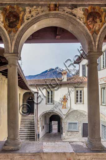  Clusone, Palazzo Comunale (Town Hall), built in the XI and XII century): the small loggia with frescoes (XVI century) and the courtyard.