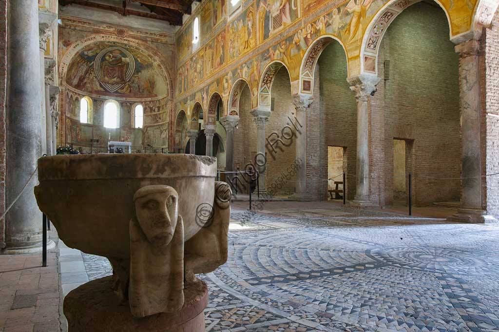 Codigoro, Abbazia di Pomposa: interno della basilica di Santa Maria. In primo piano il pavimento in opus sectile (VI - XII sec) e fonte battesimale.