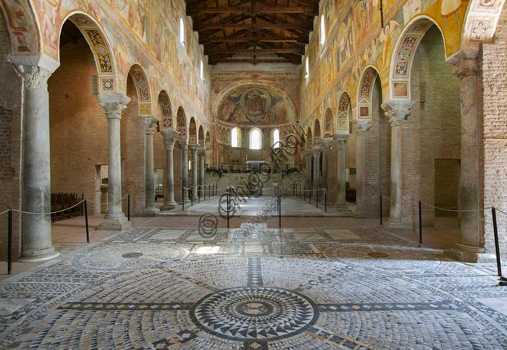 Codigoro, Abbazia di Pomposa: interno della basilica di Santa Maria. In primo piano il pavimento in opus sectile (VI - XII sec)