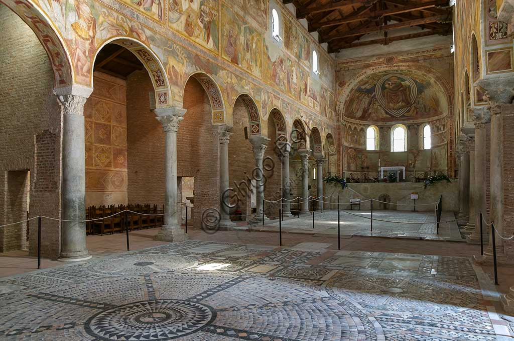 Codigoro, Abbazia di Pomposa: interno della basilica di Santa Maria. In primo piano il pavimento in opus sectile (VI - XII sec)