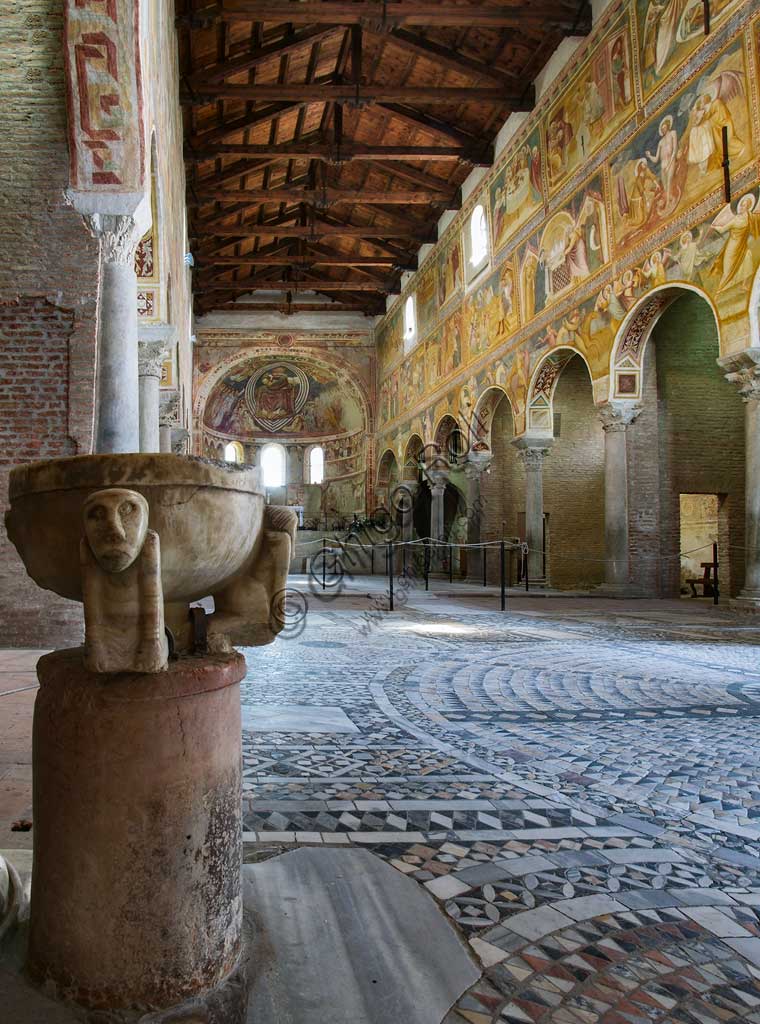 Codigoro, Abbazia di Pomposa: interno della basilica di Santa Maria. In primo piano il pavimento in opus sectile (VI - XII sec) e fonte battesimale.