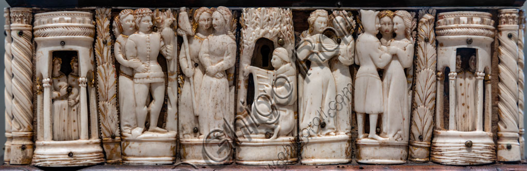 Brescia, Pinacoteca Tosio Martinengo: "Casket with paired figures", 1360 - 1380. Bone and different kinds of wood. (Florentine workshop?) Detail with musician and paired figures.