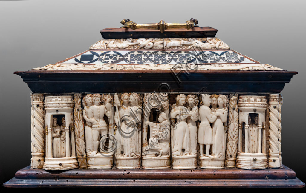 Brescia, Pinacoteca Tosio Martinengo: "Casket with paired figures", 1360 - 1380. Bone and different kinds of wood. (Florentine workshop?)