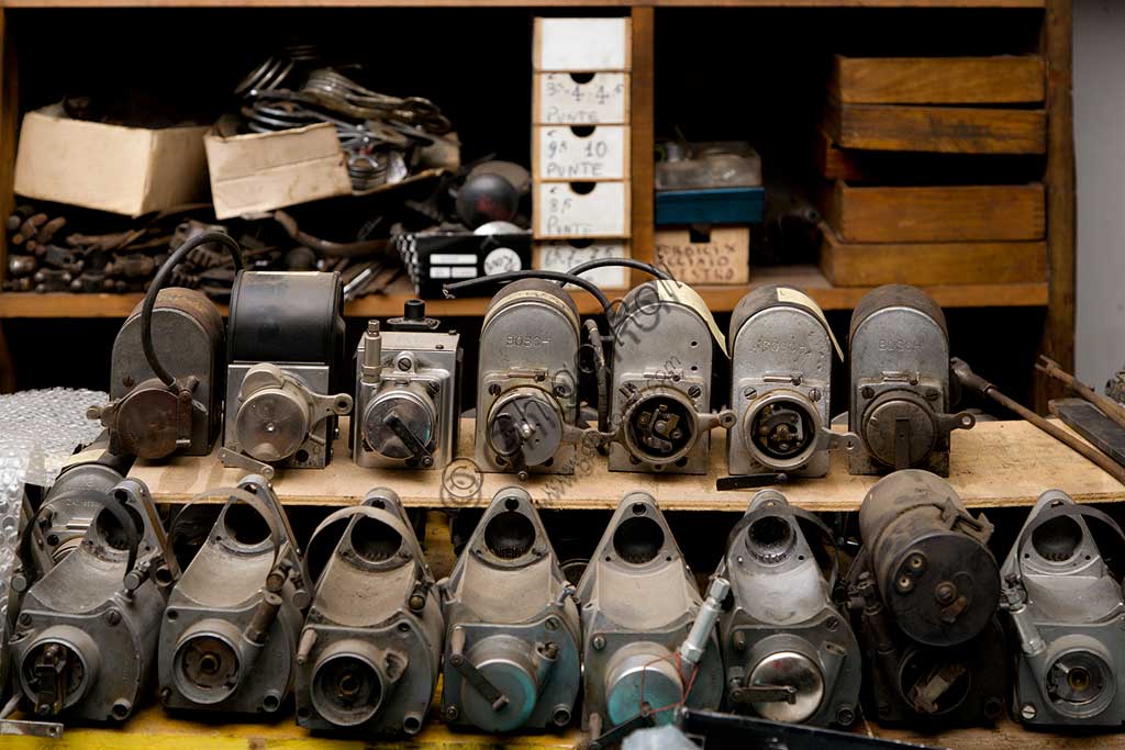 Collezione di moto d'epoca Bruno Valgrande:  l'officina dove il collezionista restaura le vecchie due ruote.