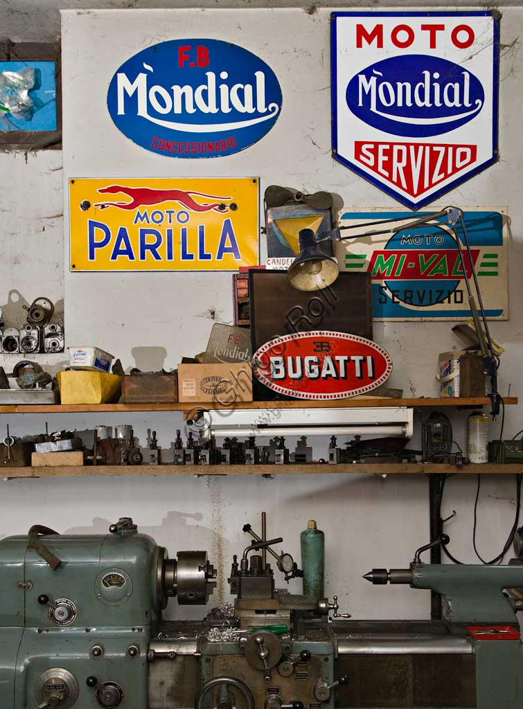 Collezione di moto d'epoca Bruno Valgrande:  scorcio dell'officina dove il collezionista restaura le vecchie due ruote.