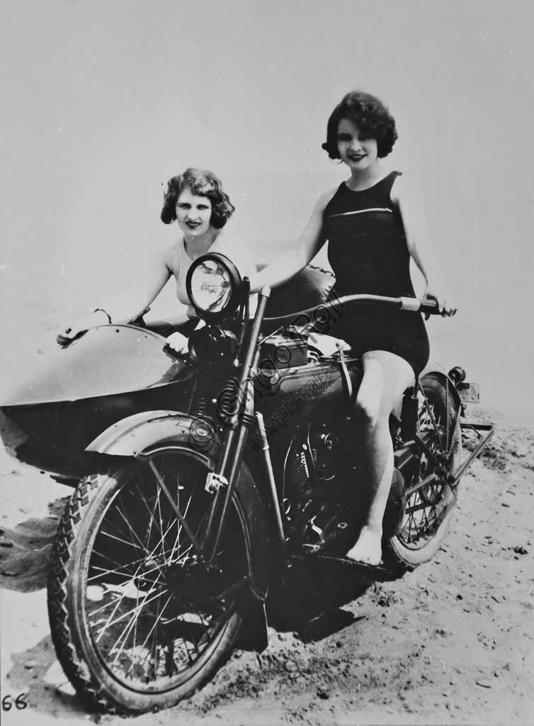 Collezione di moto d'epoca Graziano Dainelli: foto d'epoca di due giovani donne su sidecar Harley Davidson sulla spiaggia di Viareggio.