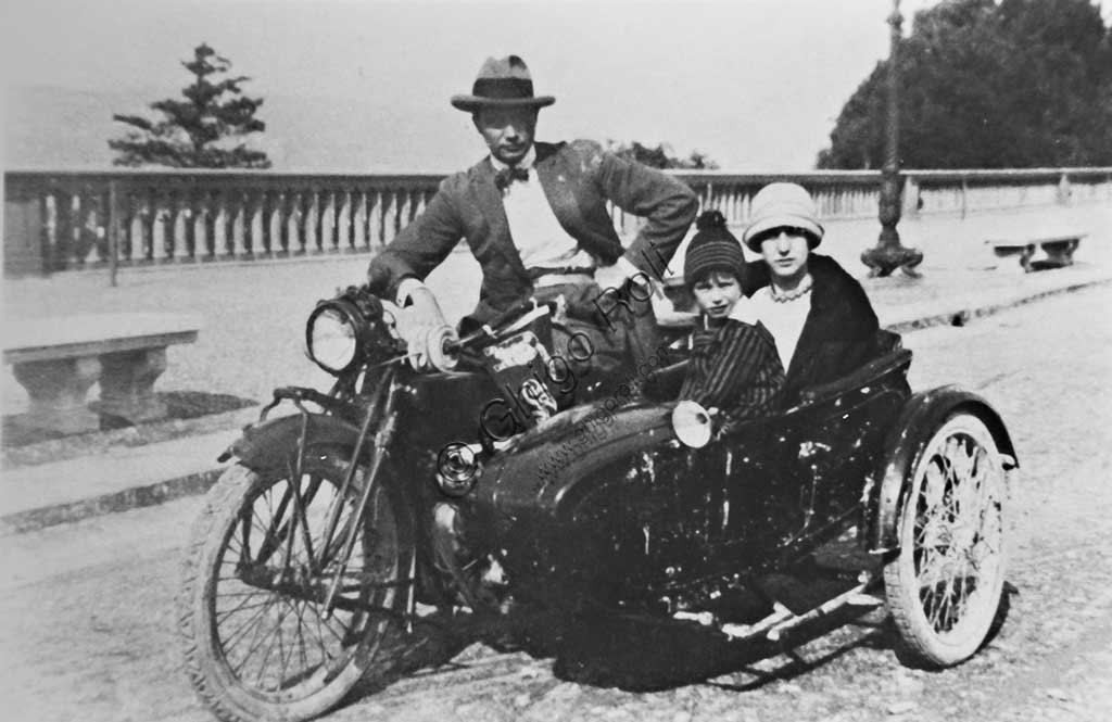 Collezione di moto d'epoca Graziano Dainelli: foto d'epoca di famiglia su sidecar Harley Davidson a piazzale Michelangelo a Firenze.