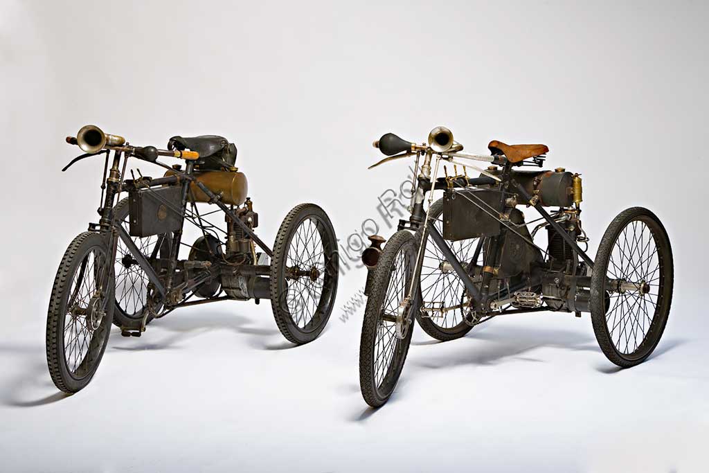 Collezione di moto d'epoca Graziano Dainelli: i due Tricicli Perfecta de Dion Bouton di fine Ottocento.