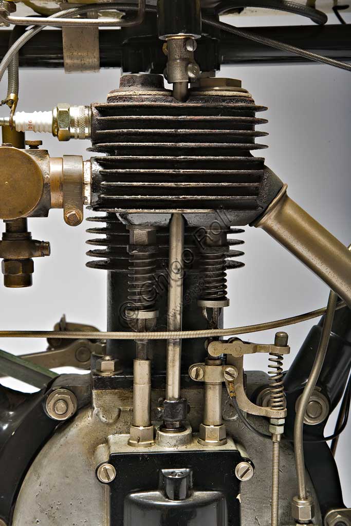 Collezione di moto d'epoca Graziano DainelliModello: Griffon - Zedel, tipo corsaNazionalità: franceseFabbrica: Anno di costruzione: 1904Condizioni:Cilindrata: 500 ccCiclo: Numero cilindri:Cambio:Avviamento:Velocità:Caratteristiche particolari: corse la Paris - Bordeaux - Paris.