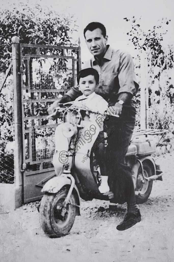 Collezione Sergio Sciarpetti: foto del collezionista all'età di due anni con il padre Giuseppe su una Lambretta nella campagna dei dintorni di Assisi.