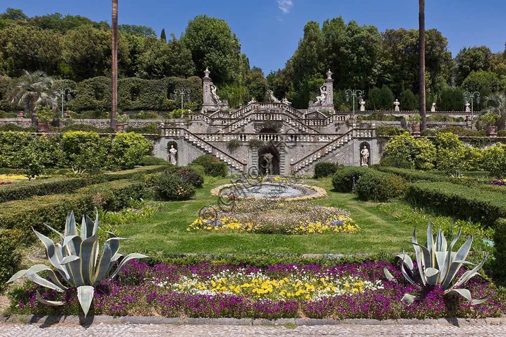Collodi, Villa Garzon, il giardino storico:  scalinate, fiori e statue.