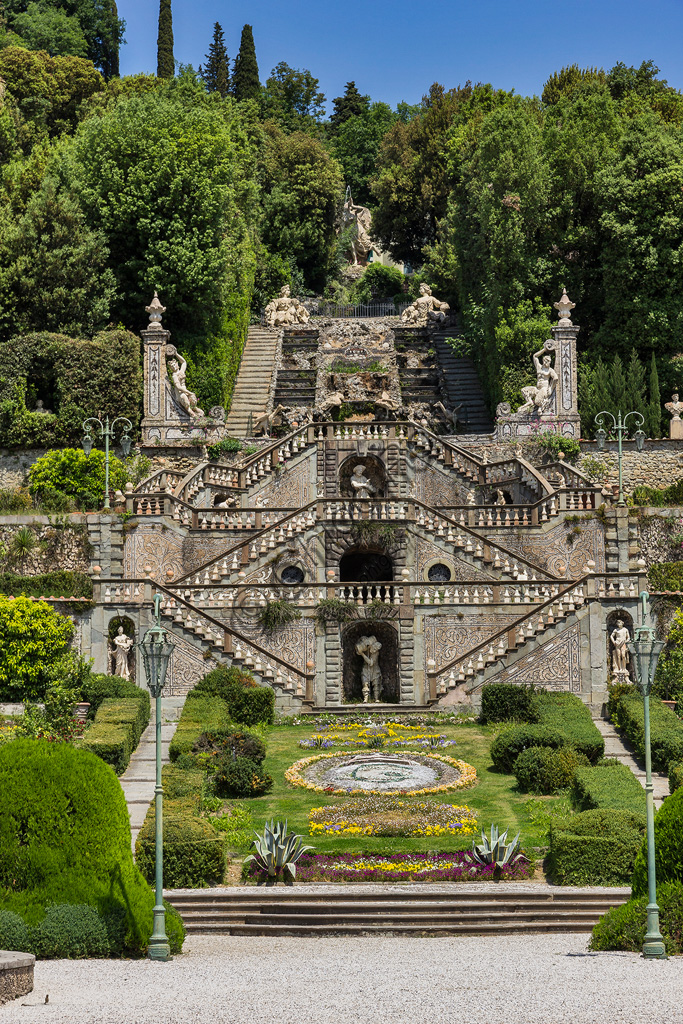 Collodi, Villa Garzon, il giardino storico:  scalinate, fiori e statue.