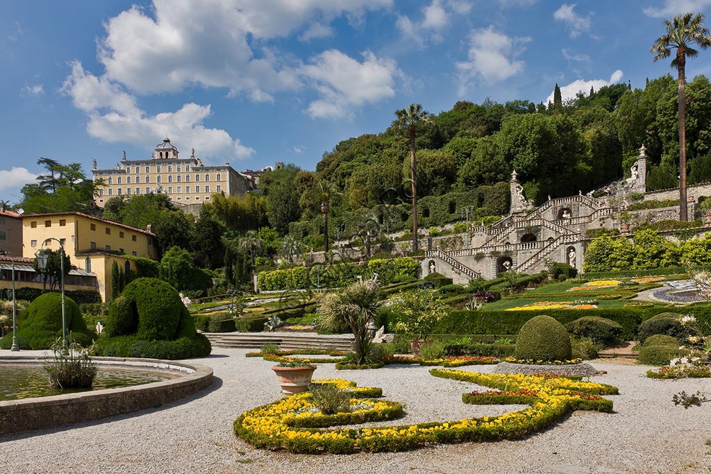 Collodi, Villa Garzoni: la facciata e il giardino storico con scalinate, fiori e statue.