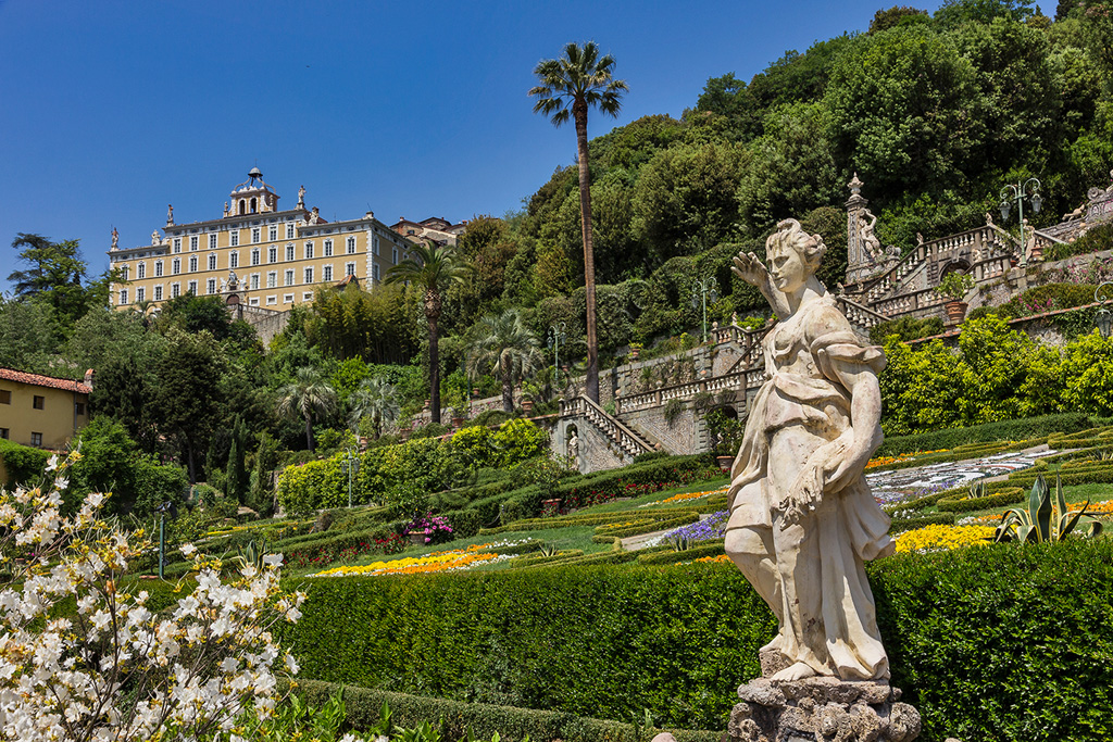 Collodi, Villa Garzoni: the façade and  the old garden with statue.