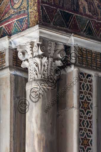 Palermo, Palazzo Reale o Palazzo dei Normanni, Torre Pisana, Sala di Re Ruggero(sala voluta da Re Ruggero II d'Altavilla): particolare di colonna angolare.