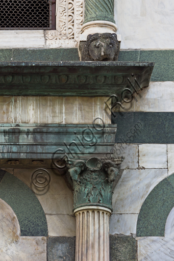 Firenze, Battistero di San Giovanni, esterno, la facciata a Nord in marmo di Carrara bianco e verde di Prato: particolare di colonna e capitello.