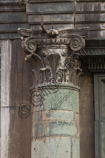 Firenze, Battistero di San Giovanni, esterno, la facciata a Sud in marmo di Carrara bianco e verde di Prato: particolare di colonna e capitello.