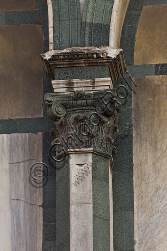 Firenze, Battistero di San Giovanni, esterno, la facciata a Sud in marmo di Carrara bianco e verde di Prato: particolare di colonna e capitello.