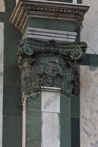 Florence, the Baptistery of St. John, exterior, the Northern façade in Carrara white marble and green Prato marble: detail of a column with capital.