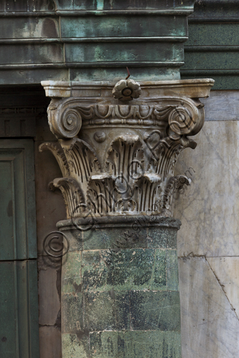Firenze, Battistero di San Giovanni, esterno, la facciata a Nord in marmo di Carrara bianco e verde di Prato: particolare di colonna e capitello.