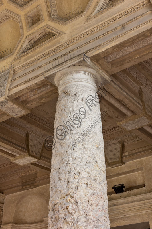 Mantova, Palazzo Te (residenza estiva dei Gonzaga), atrio d'ingresso: particolare di colonna in pietra appena sbozzata.