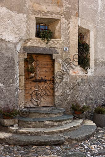 Combo: porta in legno di antica casa.