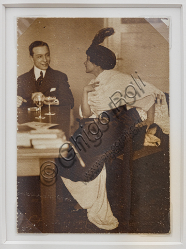 “Elegant Coupe while having an aperitif”, bromide silver gelatine by Marcello Dudovich,  1910.