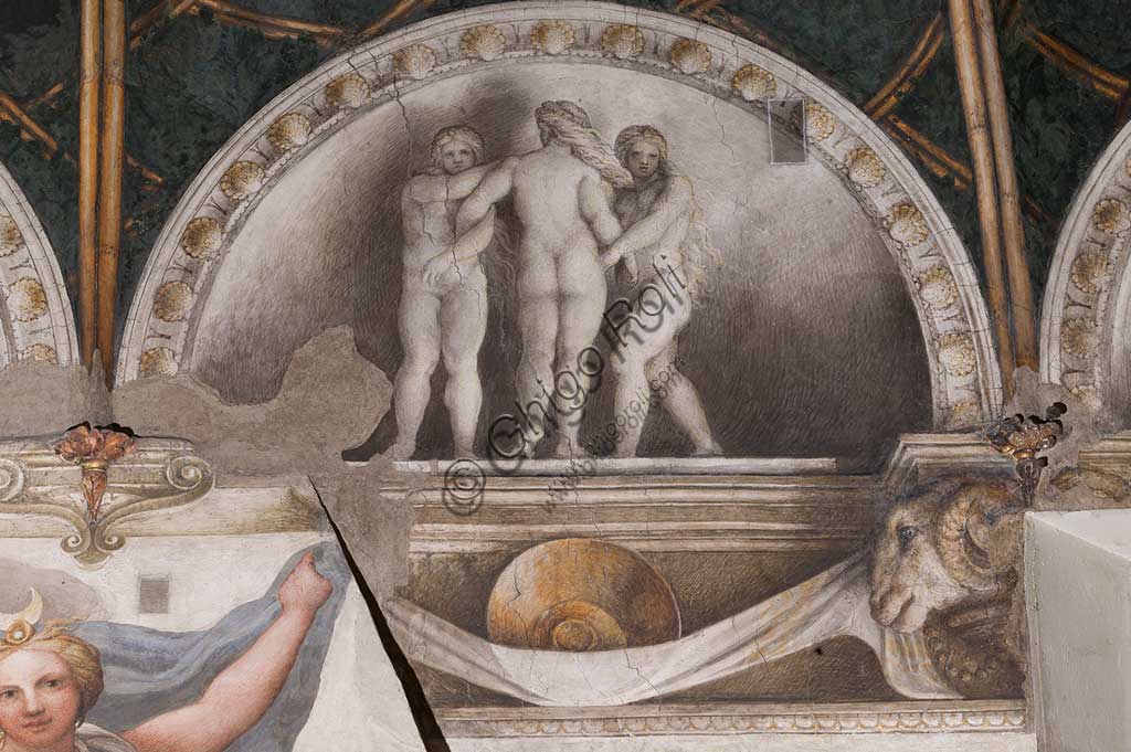 Parma, Ex-Monastero di San Paolo, Camera della Badessa o Camera di San Paolo o di Giovanna da Piacenza, la volta: affreschi di Antonio Allegri, detto " il Correggio " (1518-1519) incentrati sul tema di Diana. Particolare di lunetta con affresco monocromo di statue: "Le Tre Grazie".