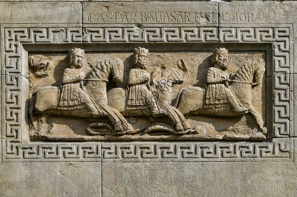 Fidenza, Duomo(Cattedrale di S. Donnino), Facciata: bassorilievo con "Corteo dei Re Magi a cavallo", di Benedetto Antelami e bottega.