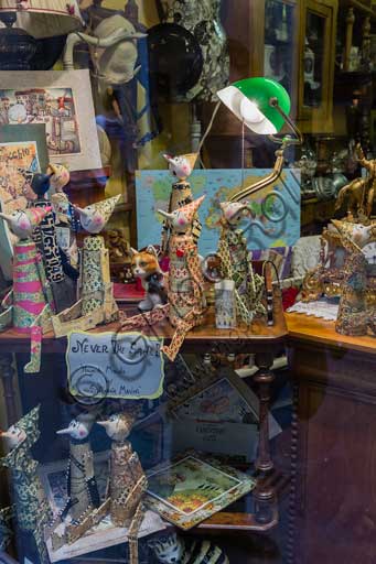  Florence, the shop "Cose dal Passato owned by Stefania Masini, in Sdrucciolo de' Pitti: the shop window with several paper Pinocchio.