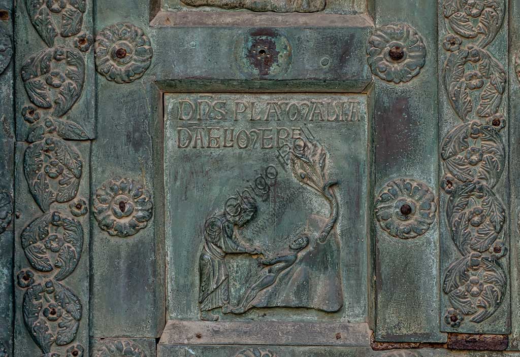 Duomo di Monreale, Porta di Bonanno Pisano (1185-6): formella bronzea con "La creazione di Adamo" (scena dall'Antico Testamento).La porta è firmata: "Bonanno civis pisanus". Iconograficamente nei cinque ordini inferiori vi sono scene del Vecchio Testamento, sette dedicate alla storia di Adamo ed Eva, e altre sei ad altrettante coppie di profeti mentre nei cinque superiori scene del Nuovo, al sommo Cristo e Maria nella gloria del Paradiso.