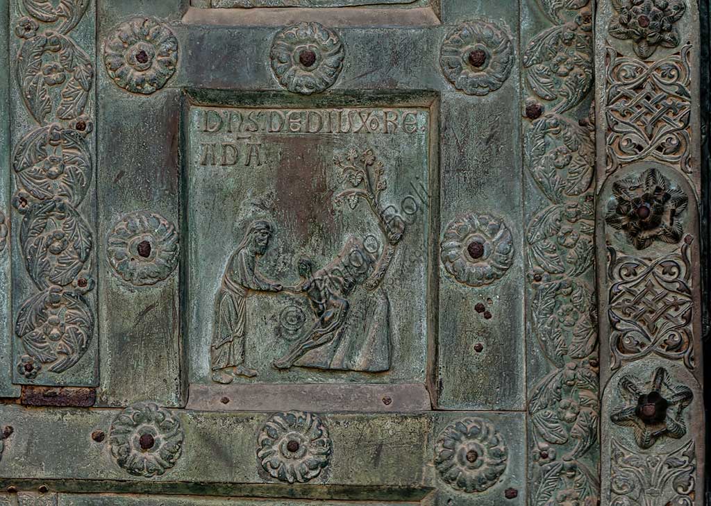 Duomo di Monreale, Porta di Bonanno Pisano (1185-6): formella bronzea con "La creazione di Eva" (scena dall'Antico Testamento).La porta è firmata: "Bonanno civis pisanus". Iconograficamente nei cinque ordini inferiori vi sono scene del Vecchio Testamento, sette dedicate alla storia di Adamo ed Eva, e altre sei ad altrettante coppie di profeti mentre nei cinque superiori scene del Nuovo, al sommo Cristo e Maria nella gloria del Paradiso.