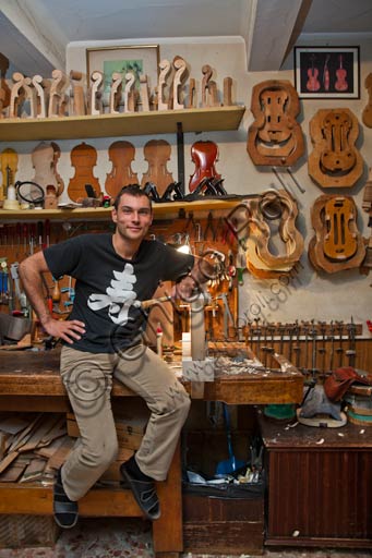 Cremona, bottega di liutaio: Laboratorio di Stefano Conia. Nella foto, Stefano Conia il giovane.