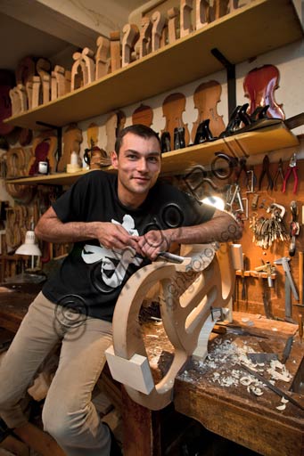 Cremona, bottega di liutaio: Laboratorio di Stefano Conia. Nella foto, Stefano Conia il giovane.