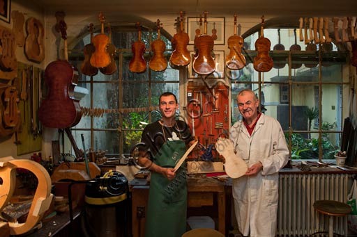 Cremona, bottega di liutaio: Laboratorio di Stefano Conia. Nella foto, Stefano Conia il giovane e Stefano Conia il vecchio.