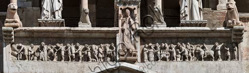 Cremona, il Duomo, facciata, Loggia sopra il protiro del Portale Maggiore: Madonna con Bambino tra i santi Omobono e Imerio Vescovo; fregio marmoreo dei mesi  (1220 - 30); la lastra centrale sotto la Madonna rappresenta il vescovo Sicardo.