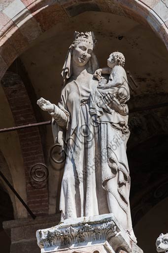 Cremona, il Duomo, facciata, Loggia sopra il protiro del Portale Maggiore: Madonna con Bambino.