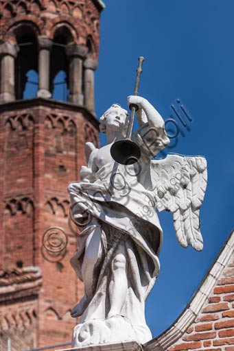 Cremona, il Duomo, facciata: statua di angelo con tromba.