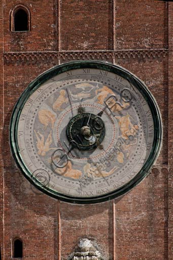 Cremona, Il Torrazzo (torre campanaria del Duomo, terminata nel 1267): il grande orologio astronomico, con i segni zodiacali, il cui meccanismo fu realizzato nel 1583.