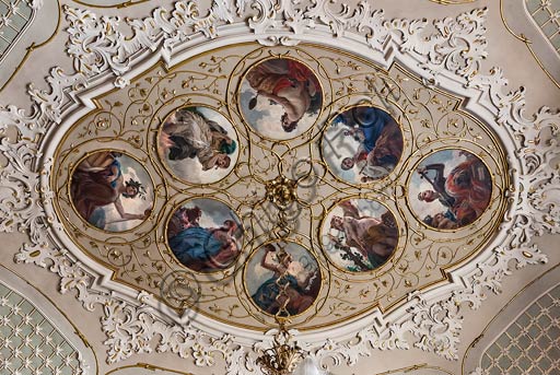  Cremona, Palazzo del Comune (Town Hall Palace), Sala della Consulta (the Consulta Room): the ceiling central medallion with plaster decoration and paintings by Antonio Rizzi (a Cremona artist) on the virtues of good governance.
