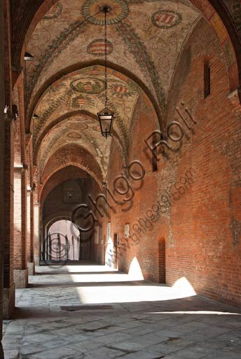 Cremona: portico interno del Palazzo del Comune.
