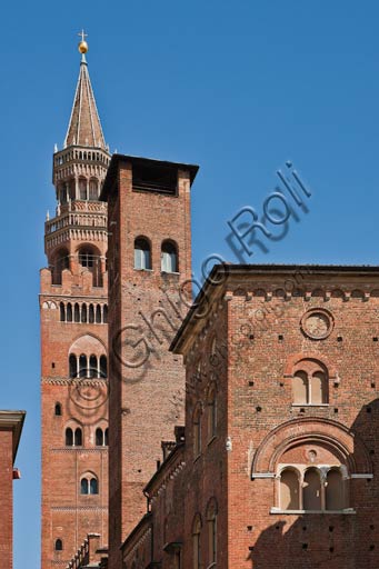 Cremona: scorcio del Torrazzo e del Palazzo Comunale da un vicolo del centro.