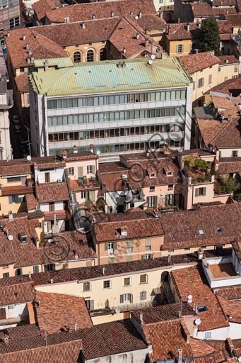 Cremona: veduta del centro della città con edifici antichi e moderni.