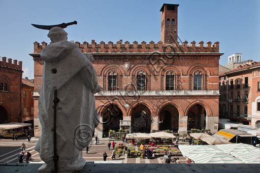 Cremona: veduta della Piazza del Comune con in primo piano statue di Santi e angeli di Giorgio e Antonio Ferretti, che ornano il portico della Bertazzola.